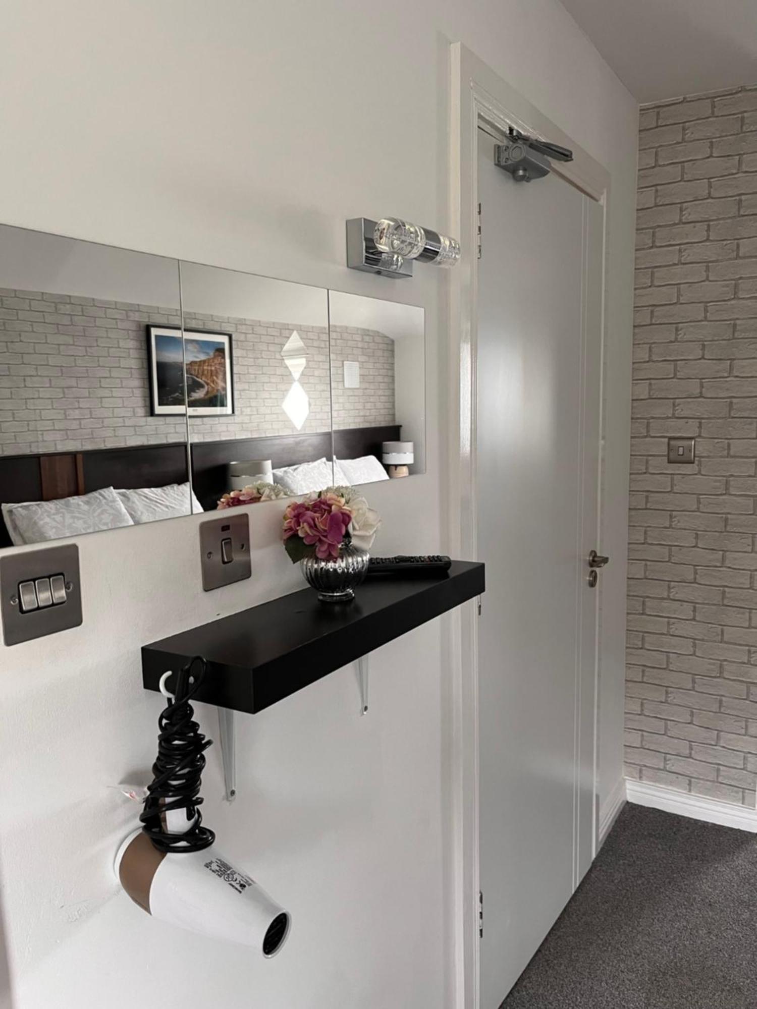 The Light House Hotel Galway Room photo