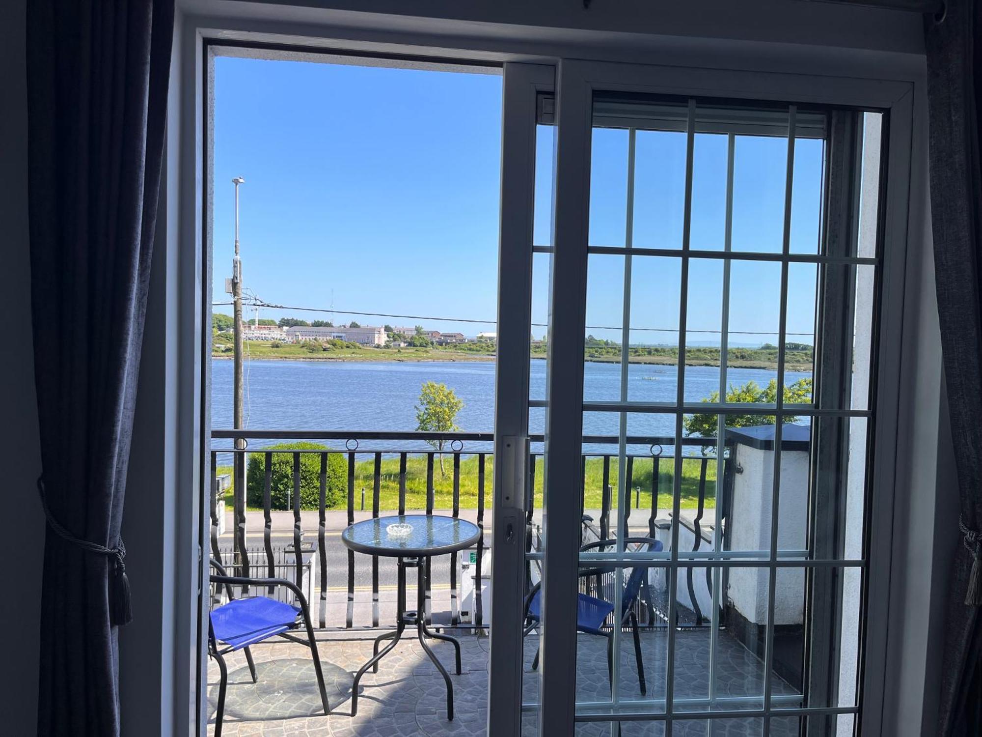 The Light House Hotel Galway Room photo